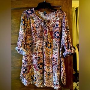 Pretty blouse sz XL, gold buttons on sleeves